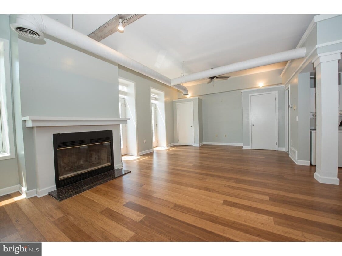 Living room with fireplace - 2311 South St