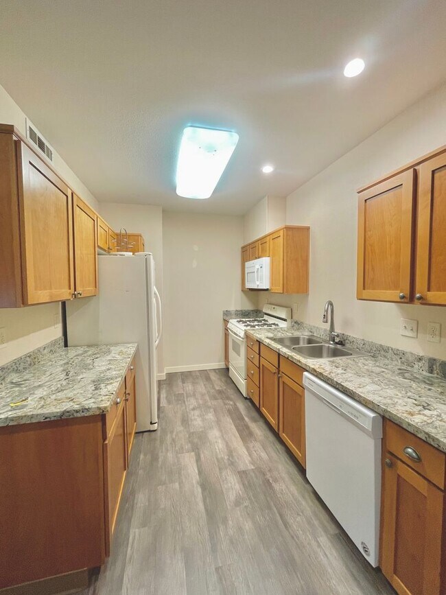 Foto del edificio - Two Bedroom/Two Bath in the Hillview Condo...