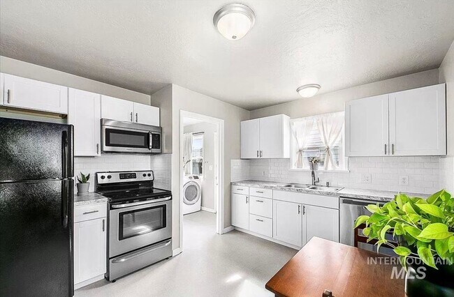 Foto del edificio - 2bd, 1b Cozy Home awaits in Boise Bench!