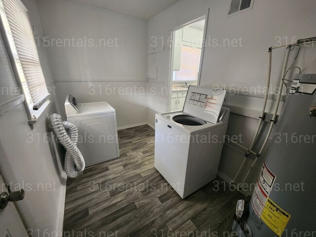 Building Photo - $975 - 3 bedroom / 1 bathroom - Single Fam...