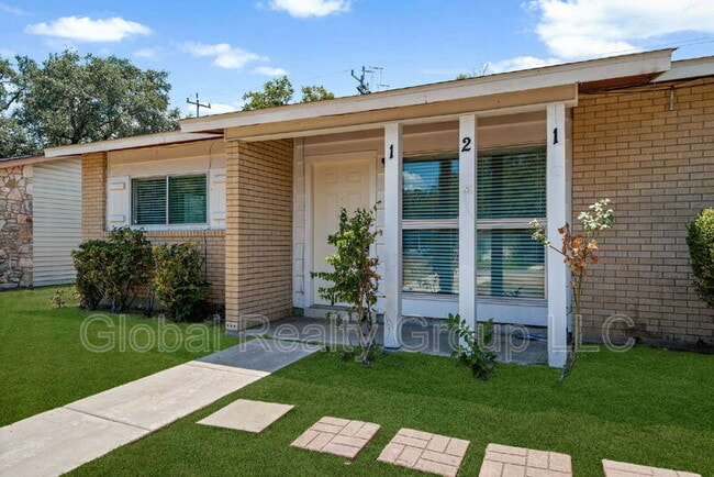 Foto del edificio - 121 Rosewood Dr