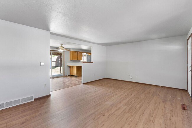 Foto del edificio - 4857 N Roosevelt Ave