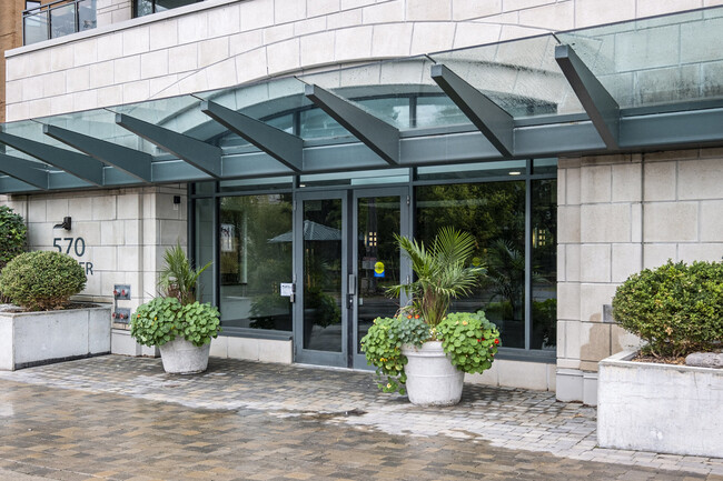Photo du bâtiment - 570 Laurier Av W