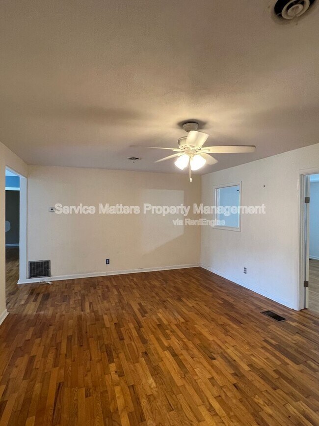 Foto del edificio - 5425 Westwood Dr