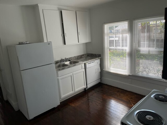 Kitchen with new dishwasher - 208 W Ann St