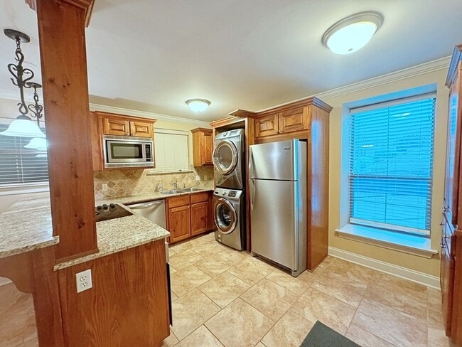 Building Photo - Gated Community with Community Pool - Upst...