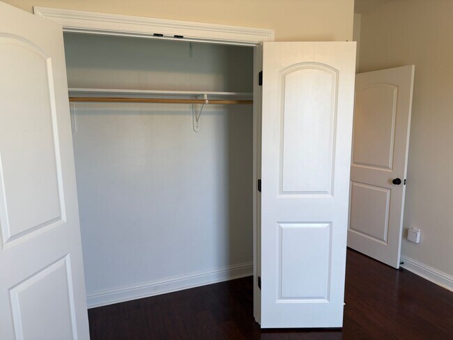 Foto del edificio - 3-Bedroom Home with Central AC, Gas Fireplace & Spacious Backyard