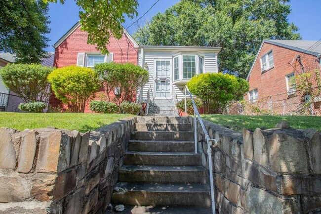 Building Photo - Charming 3 BR/3 BA Single-Family Home in B...