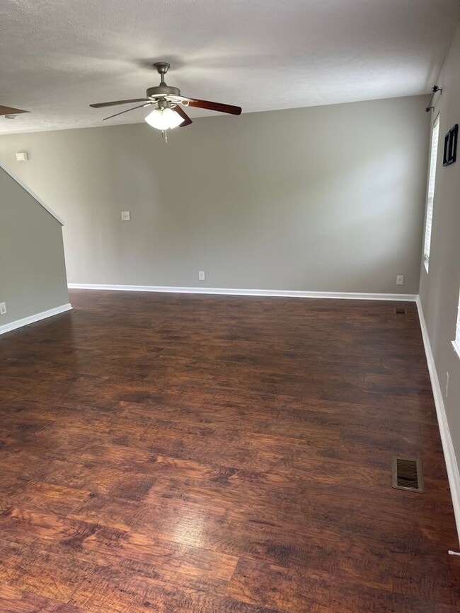 Building Photo - 617 Niagra Ln