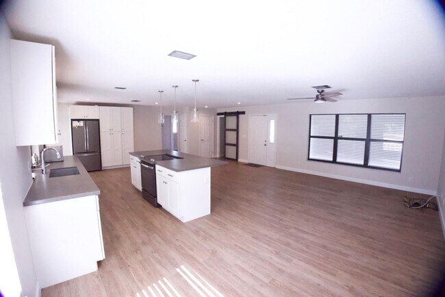 Foto del edificio - 700 N Perry Ave