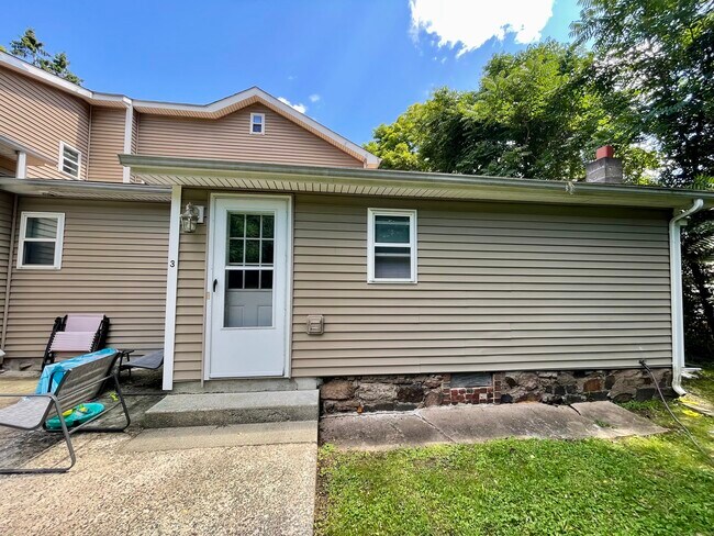 Building Photo - 53 Twin Lakes Rd