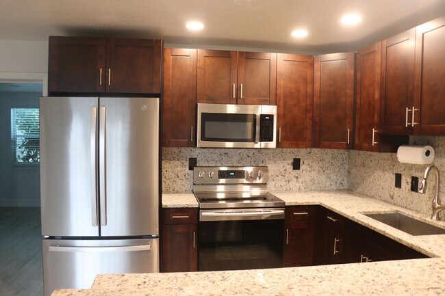 Building Photo - 884 Mango Dr