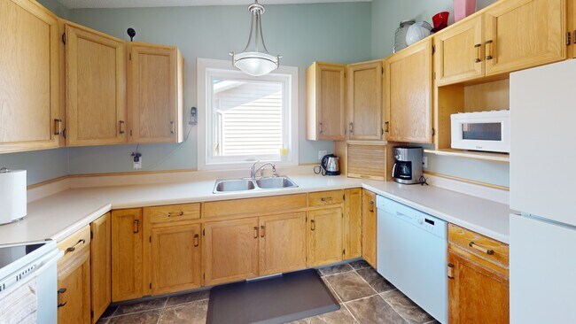 Building Photo - 6406 Poplar Dr