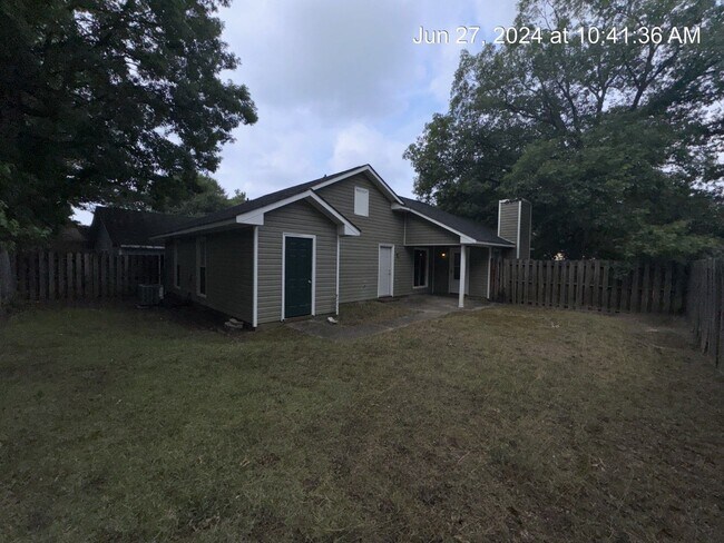 Foto del edificio - 501 Hollyberry Ln