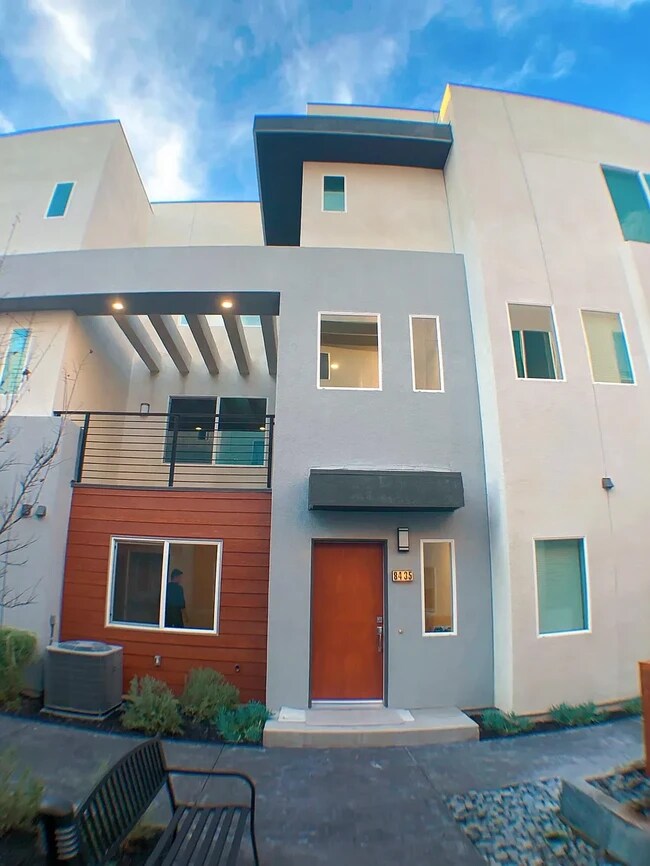 Foto del edificio - 8435 Tweedy Ln
