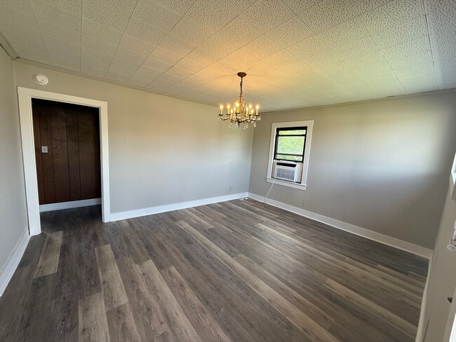 Building Photo - 2 Bed | 1 Bath | Bonus Spaces | Prime Location