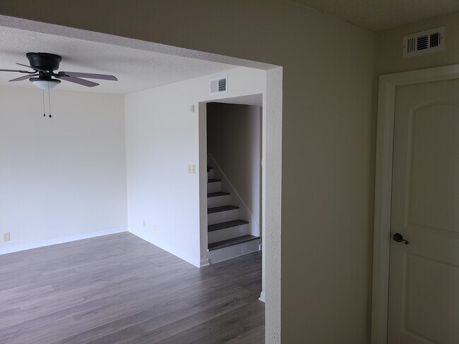 Vista del vestíbulo de entrada, la sala de estar y las escaleras. - 11002 Hammerly Blvd