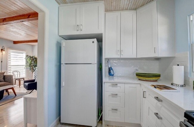 Building Photo - 212 SW 1st Ave