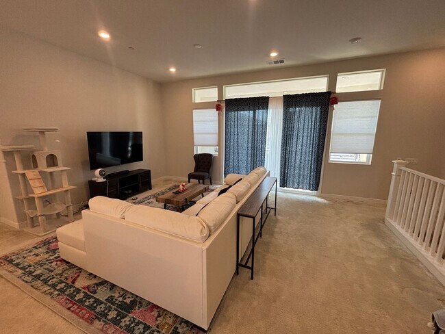 Foto del edificio - Beautiful 3-Bedroom Home with Solar in Valencia!