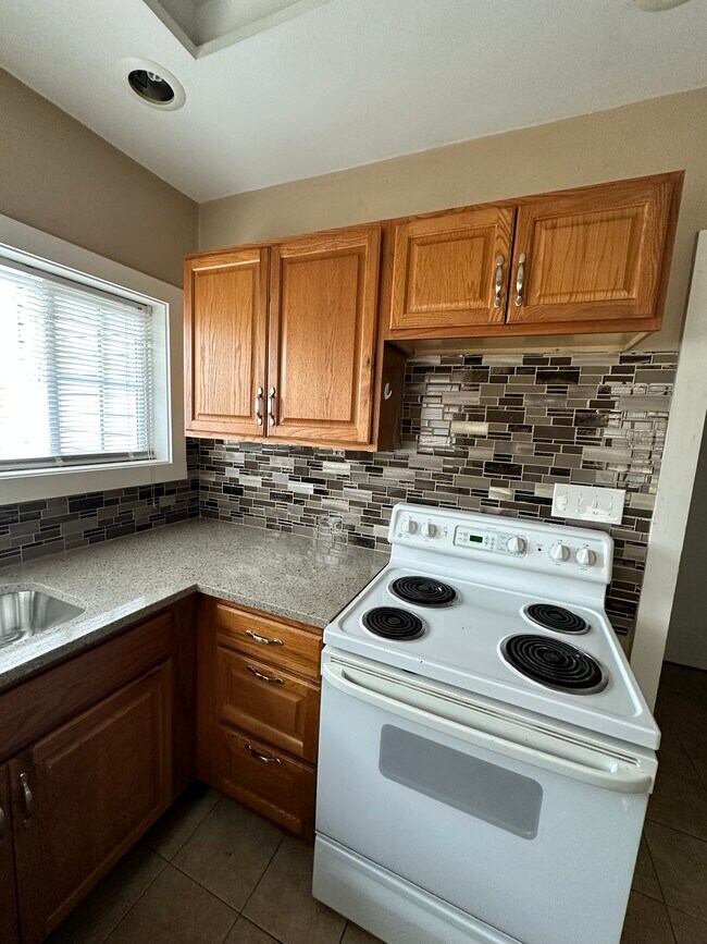 Building Photo - 201 E Iroquois Rd