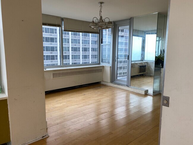 Dining - 4250 N Marine Dr