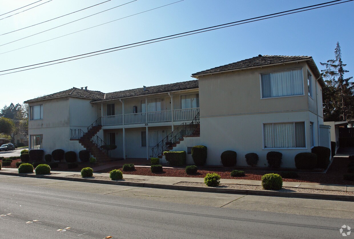 Foto del edificio - 301 Rollins Rd
