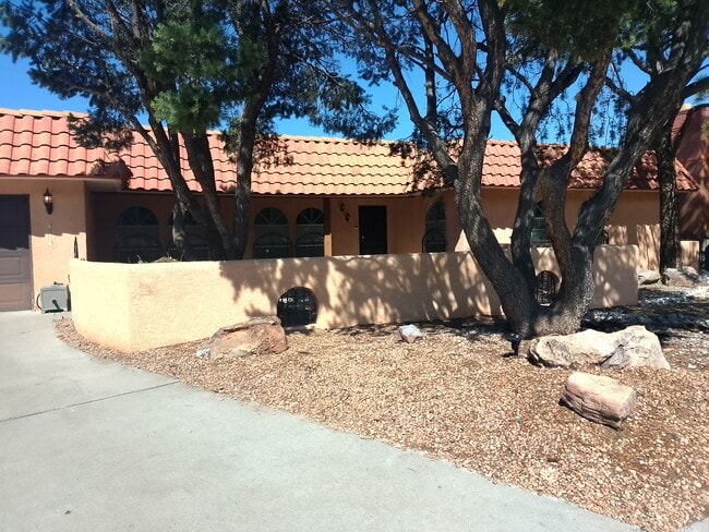 Building Photo - 3203 Embudito Dr NE