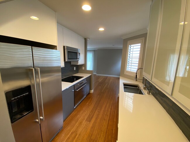 Building Photo - 2 bed, 1.5 bath residence in charming neig...