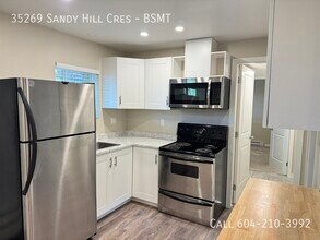 Building Photo - 35269 Sandy Hill Crescent