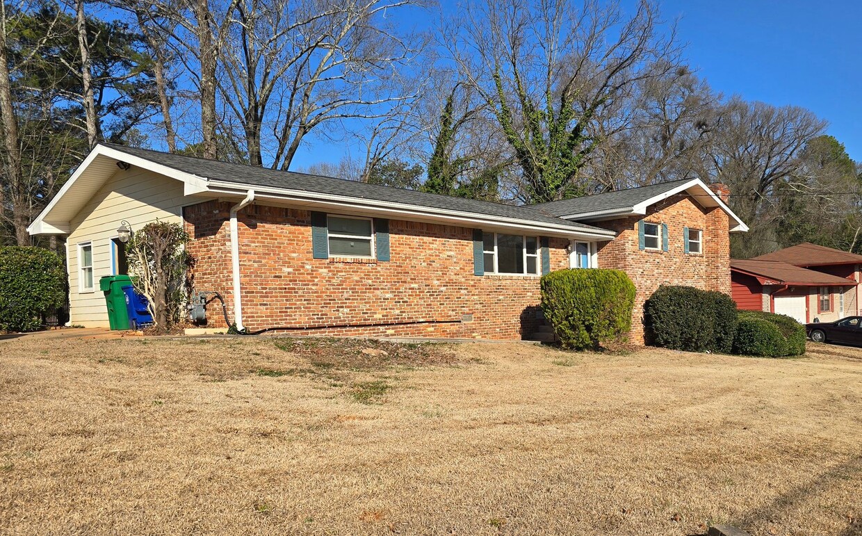 Foto principal - Remodeled 4Bd 3Bath home w Basement