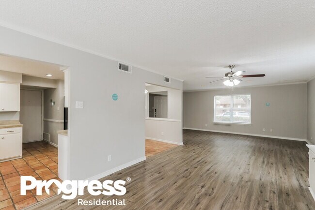 Building Photo - 1702 Charleston Dr