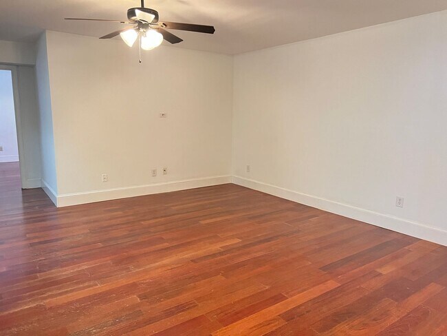Building Photo - 2 Bed | 2 Bath First Story Condo in Camero...