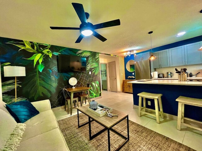 Building Photo - 820 NE 14th Ave