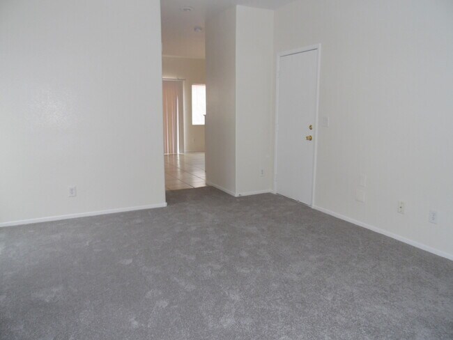 Building Photo - Southwest 3 bedroom home!