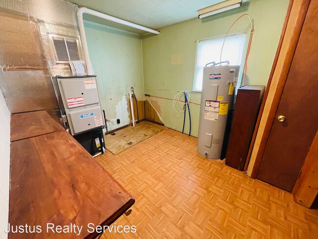 Building Photo - 4 br, 1 bath House - 615 W 9th