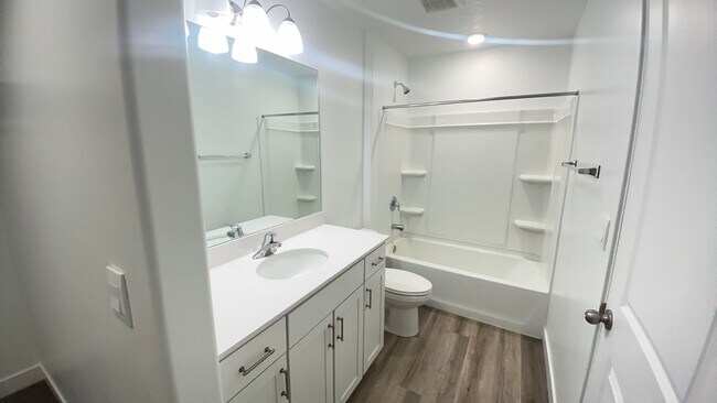 Building Photo - Modern 4 Bedroom Townhome in Cedar City. P...