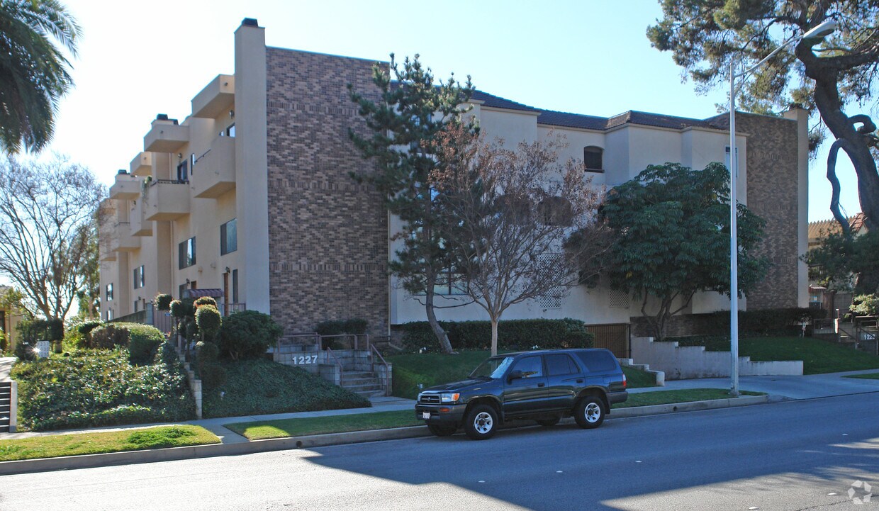Building Photo - 1223-1227 Huntington Dr