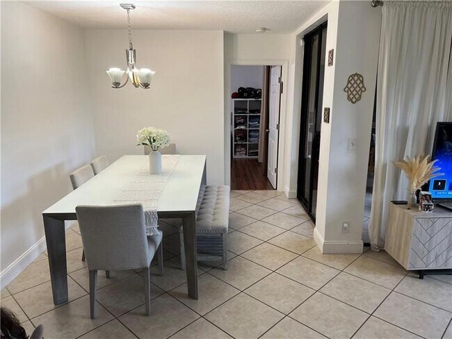 Foto del edificio - 10631 NW 14th St