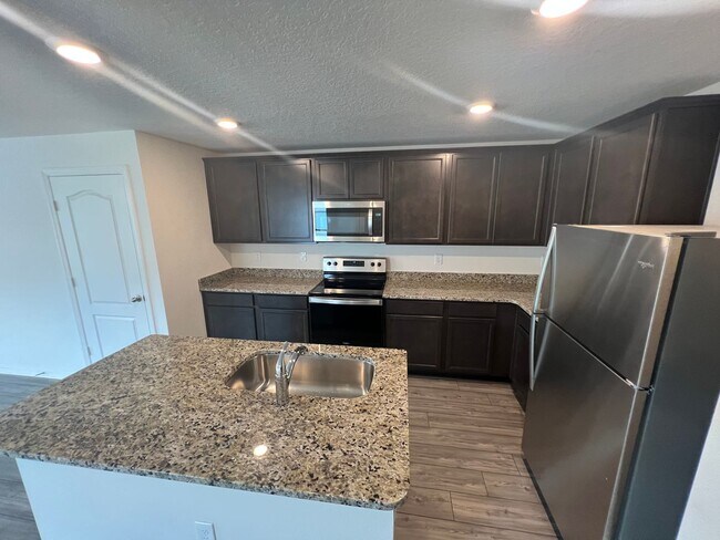 Foto del edificio - 2 car garage townhome-5310 Companion Lane ...