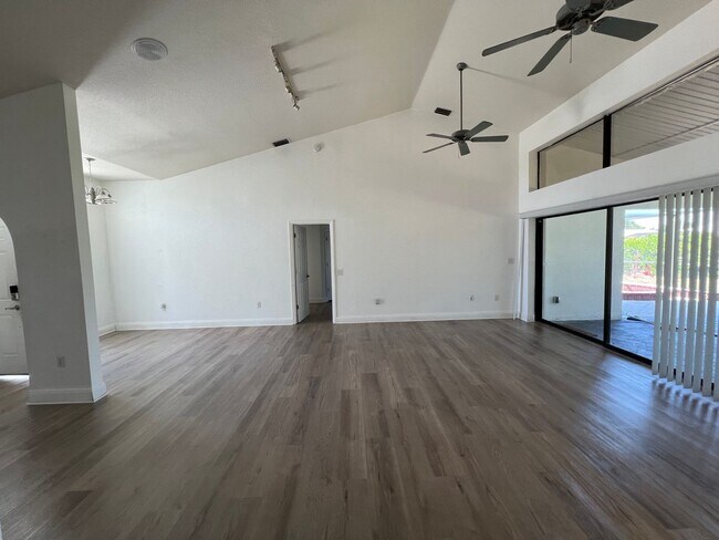Foto del edificio - $1,875 ** ANNUAL ** Available 10/15/25 - Newly Renovated ** 3/2 Single Family Home with Oversized...