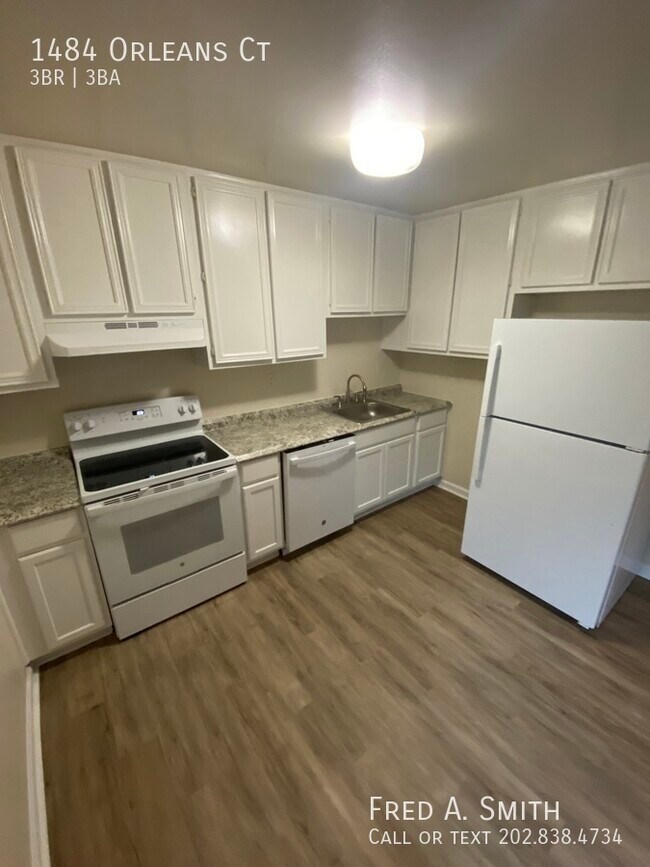 Building Photo - Renovated 3 Bedroom Town Available NOW in ...
