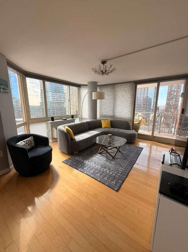 Building Photo - 20 2nd St