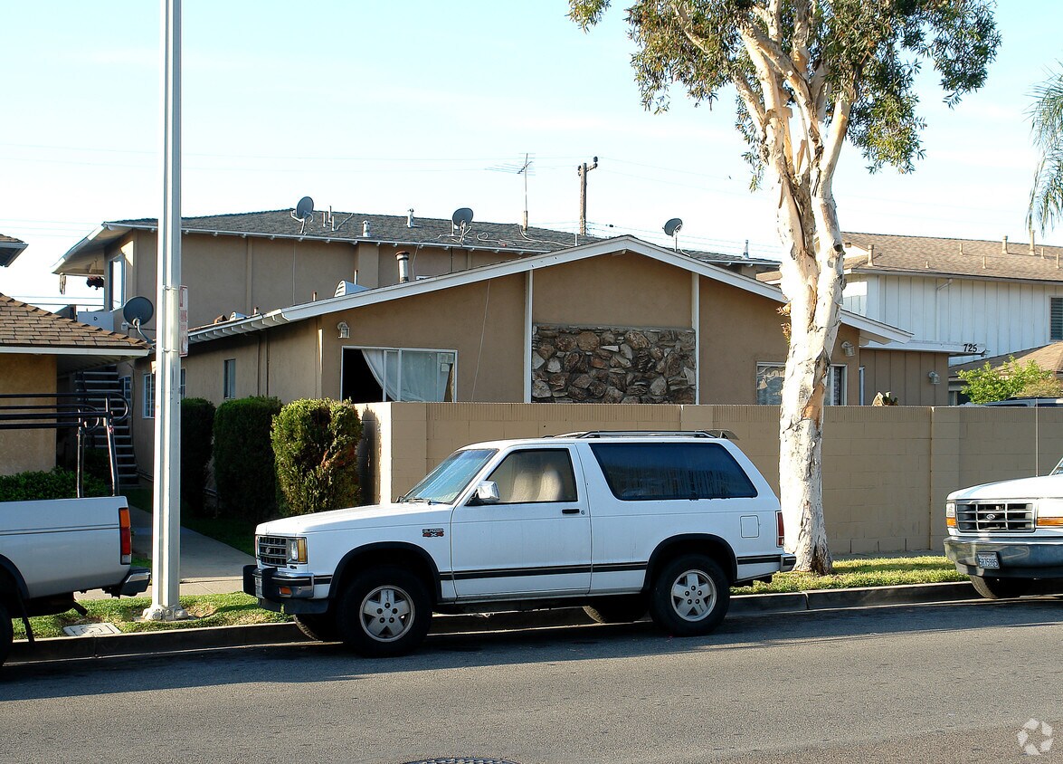 Building Photo - 725 James St