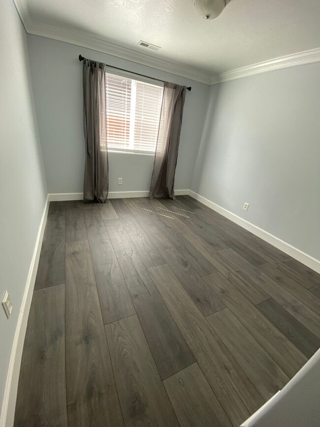 Foto del edificio - Newer NE Home, Gas Heat & A/C, All Applian...