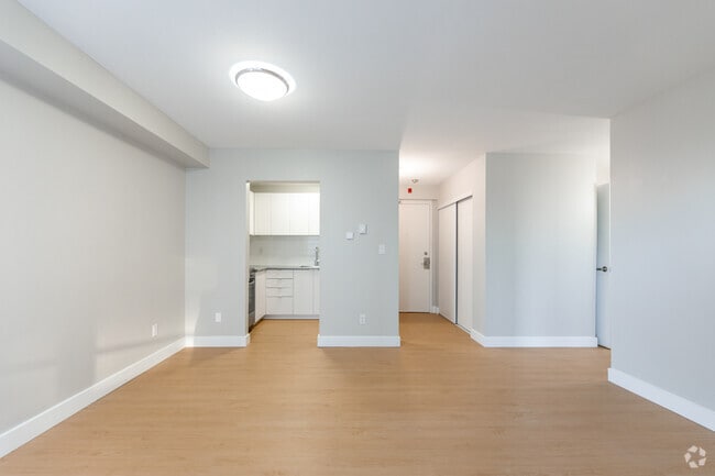 1BR, 1BA - 622SF - Living Room - Riverside Tower