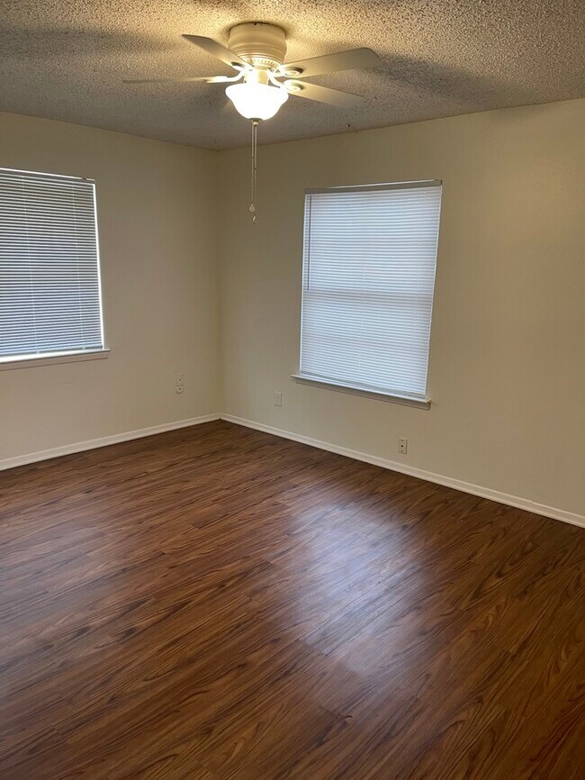 Building Photo - WON'T LAST. PET-FRIENDLY, SINGLE LEVEL, FO...