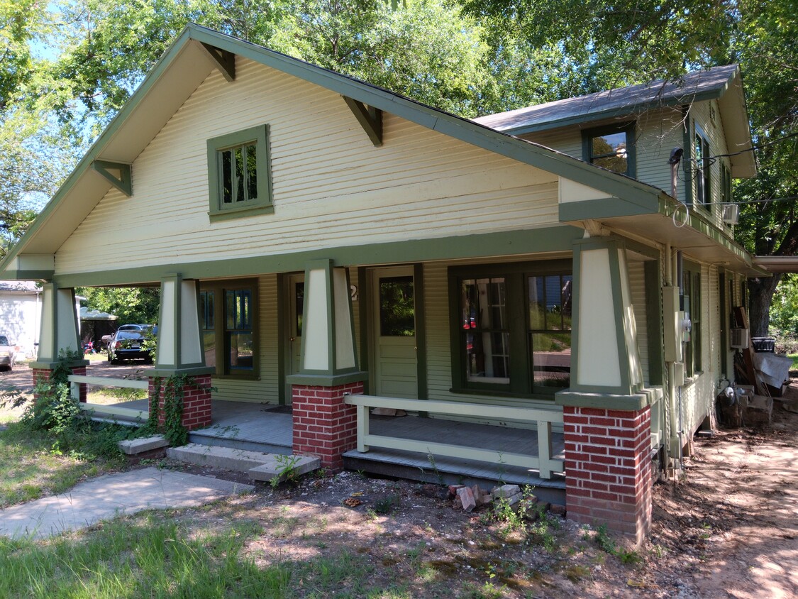 Primary Photo - 112 E Nelson St