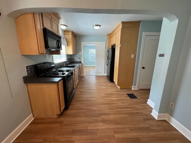 Building Photo - Freshly Updated 2 bed 1 bath house with fe...