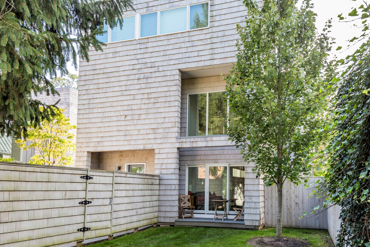 Primary Photo - 16 Greenview Ave