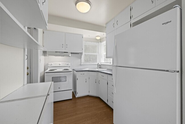 Foto del edificio - Cozy 3-Bedroom Ranch with Garage in Charming Old Towne Bellevue